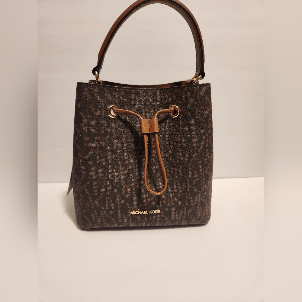 NWT Michael Kors Suri Small Logo Bucket Bag Small Crossbody Luxury Purse Tote MK